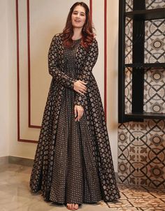 Heavy Designer Party Wear Readymade Gown Black Muslin Shrug Gown Front View Daytime Glam, Beautiful Frocks, Gown With Jacket, Long Frock Designs, Long Gown Design, Cotton Gowns, Frock Fashion, Gaun Fashion, Long Kurti Designs