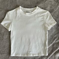 This Top Is In Great Condition And Never Worn. No Holes Or Stains. The Perfect Basic White Tee! Stretchy And Form-Fitting. Not Super Cropped. Size Medium From H&M (Divided). From A Smoke Free Home. Basic Cropped Tee, H&m Tshirts, Basic Crop Top, Basic White Tee, Bohemian Look, Basic Tops, Basic Tee, White Tee, Basic Tees