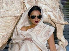 Rekha Actress, Look 80s, 90s Bollywood Aesthetic, Retro Bollywood, 90s Bollywood, Salwar Kamiz, Indian Photoshoot, Vintage Bollywood, Indian Aesthetic