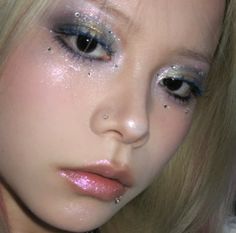 yesstyle code: BAEZH1J | makeup look glitter eyeshadow shiny xiaohongshu Shiny Makeup Look, Makeup Look Glitter, Chunky Glitter Makeup, Duochrome Makeup, Glitter Eyeshadow Looks, Xiaohongshu Makeup, Shiny Eyeshadow, Shiny Makeup