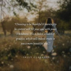 a woman standing in the middle of a field with a quote about choosing to be thoughtful and learning to be content