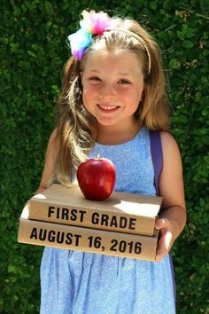 1st Day Preschool Sign Photo Ideas, First Day Picture Ideas, First Day At School Photo Ideas, 1st Day Of School Pictures Ideas, Last Day Of School Picture Ideas, Homeschool Picture Day Ideas, Diy Back To School Photoshoot, 1st Day Of Kindergarten Ideas Pictures, Homeschool Pictures Ideas