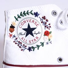 Embroidery Patterns Beginner, Embroidery Patterns Machine, Embroidery Sneakers, Embroidered Converse, Converse Chucks, Diy Embroidery Patterns, Hand Painted Shoes