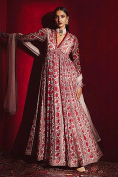 Anarkali Dress Pattern Chiffon, Anarkali Inspiration, Traditional Anarkali Dresses, Wedding Lehngas, Chiffon Anarkali, Indian Dresses Anarkali, Kurti Ideas, Traditional Wardrobe, Orang India