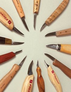 several different types of knives arranged in a circle