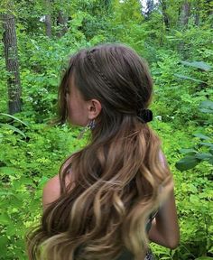 Light Witch Aesthetic Fashion, Hairstyle For Humid Weather, Down Town Girl Hairstyles, Medium Length Hair Styles Casual, Nashville Hairstyles, Hairstyles For Medium Wavy Hair, Tied Hairstyles, Heartless Curls, Girly Hairstyles