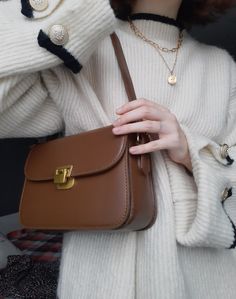 Brown Shoulder Bag Outfit Aesthetic, How To Style Brown Bag, Small Brown Bag, Minimalist Bag Collection, Brown Bag Outfit Ideas, Brown Crossbody Bag Outfit, Small Bags Aesthetic, Brown Purse Aesthetic, Dark Brown Bag Outfit