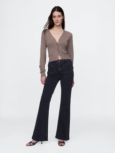 Fit: Snug & flattering through the hip & thigh with a flared leg. ​ Fabric: 87% Cotton, 12% Recycled Materials, 1% Stretch.  ​ Stretch: Stretch Jeans.  A bit of hug & a lot of hold.  Comfortable & designed to flatter.  Rise: High Rise Jeans.  Look: A four-pocket jean in a black wash.  Details: Zip fly, front & back patch pockets.  Responsibly Made: This pair of jeans is part of our water-saving Washwell program.  Compared to conventional wash methods, Washwell has saved millions of liters of water since 2016.  Our High Rise Jean has an 11" 28 cm) rise. ​ Slim through the hip & thigh.  Flared leg.  Full-length jean.  Hits below the ankle. ​ 21. 5" 55 cm) leg opening.  Inseam: Petite 30" 76 cm), Short 31" 78 cm), Regular 32" 81 cm), Long 34. 5" 88 cm), Tall 36. 5" 93 cm).  Model is approx. 70s Flare Jeans, Jeans Look, Leather Jeans, Water Saving, Velvet Pants, Gap Pants, Pocket Jeans, High Rise Jeans, Flare Pants