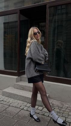 Academia Fashion, Chique Outfits, Paris Mode, Look Short, Outfit Inspo Casual, Paris Outfits, White Socks, Tights Outfit, 가을 패션