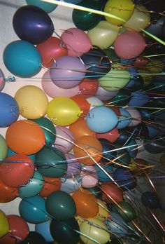 there are many balloons in the air with words on them that say happy new year