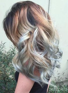 brown blonde hairstyle with light blue highlights Highlight Hairstyles, Dunner Wordend Haar, Hair Color Light Brown, Blue Highlights, Looks Party, Hair Color Blue, Pastel Hair