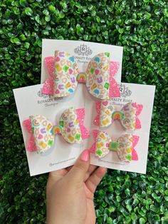 Lucky Charms Cereal Bow with Pink Glitter Tails and Rainbow or Clover Centerpiece.  This hair bow accessories make a beautiful and fun addition to any Spring, Easter and everyday outfit. The bow clips are perfect for any age and make a wonderful gift for birthdays, stocking stuffers, smash cake photo shoots, new babies, special occasion, party favors and fun everyday wear. Available in 3 sizes: -Jumbo 5" Hair Bow, attached to an alligator clip with teeth -Large 4" Hair Bow, attached to an alliga Lucky Charms Cereal, Peach Party, Pigtail Bows, Rainbow Bow, March Birthday, Cake Photo, Cake Smash Photos, Bow Accessories, Lucky Charms