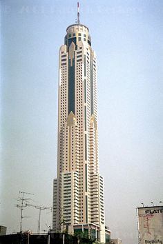 a very tall building sitting in the middle of a city