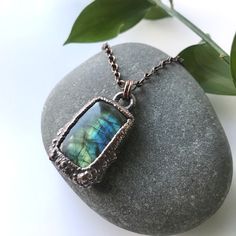 Ce pendentif au design unique et à la texture étonnante mettra en valeur cette belle pierre de labradorite bleue et verte flashy. La labradorite est la pierre de la transformation. C'est un compagnon utile à travers le changement, conférant de la force, de la persévérance et de la confiance en soi. Chaque pièce est unique en son genre. Fabriqué à la main à partir de cristaux sélectionnés, de sculpture et de processus d'électroformage du cuivre. Ce collier est également livré emballé dans une boî Copper Electroforming, Patina Color, Electroformed Jewelry, Labradorite Necklace, Labradorite Jewelry, Chic Gifts, Labradorite Necklaces, Jewelry Boho, Labradorite Pendant