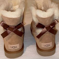 Uggs Aesthetic, Autumn Shoes, My Playlist, Bad Fashion, Chanel Boots, Aesthetic Autumn, Black Liner, Aesthetic Fall