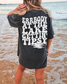 Everybody at The Lake Gettin Tipsy, Comfort Colors shirt, Lake shirt, Lake life, Boating Shirt, Boat Life, Lake Vibes, Retro Lake Tshirt Printed on Comfort Colors® tshirts for that amazing vintage look and feel. ★Shipping Shipping Time Varies by location Our turn around time is 1 to 3 business days. ★Sizing and Coloring please look at our size and color chart in the images These Shirts are unisex sizing. For a relaxed look: order your normal size for an oversized look: size up 1-3 sizes (2 sizes Lake Attire, Lake Shirt Ideas, Cute Lake Outfits, Lake Outfits For Women, Lake Fashion, Lake Hats For Women, Lake Days, Lake Shirts, Lake T Shirts Ideas