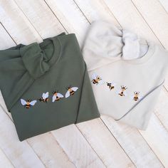 Really soft and comfortable embroidered unisex sweatshirt with a crew neckline and beautiful, cute bees embroidered on it made of high quality! Each sweatshirts is made in the size and color of your choice, with a unique design. I suggest you use your usual size for a better fit or choose a size for a looser fit.   Sweatshirts in unisex style with unique design the perfect gift for your best friend, loved one or your new favorite crewneck sweatshirt for autumn, winter, spring and even cool summe Bee Cute, Cute Bees, Embroidered Polo Shirts, Lover Sweatshirt, Botanical Shirt, Themed Gifts, Valentine T Shirts, Embroidered Heart, Embroidered Sweatshirt