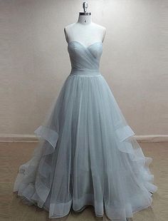 A-Linie, minimalistisch, süßes Verlobungs-Ballkleid, herzförmiger Ausschnitt, ärmellos, Hofschleppe, Tüll mit Falten, Rüschen Grey Wedding Dresses, Light Grey Prom Dress, Grey Prom Dresses, Grey Wedding Dress, Prom Dress With Train, Grey Prom Dress, Prom Dresses Formal, Simple Prom Dress, Grey Wedding