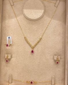 Modern Gold Set Designs, Locket Necklace Gold Jewelry, Simple Indian Gold Set, Necklace Simple Design, Gold Chain With Earrings Set, Jwellery Design Indian Jewelry, Simple Gold Jewelry Indian, Modern Gold Jewelry Sets Simple, Simple Earrings Design