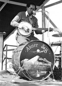 a man is playing the drums on stage in front of an advertisement for aleger's