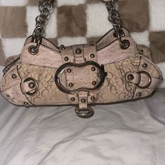 This Vintage Guess Purse Is Used But Is Very Fashionable Especially If You Have An Early 2000’s Style. It’s Not Too Big Or Too Small And Has A Gorgeous Buckle! Vintage Beige Shoulder Bag With Branded Hardware, Designer Beige Shoulder Bag With Silver-tone Hardware, Vintage Guess Bag, 2000s Purse, 2000s Bags, 2000s Room, Hippie Women, Guess Purse, Guess Bag