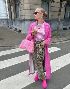 Comfy Mom Outfits, Barbiecore Aesthetic, Outfit Rosa, Maximalist Fashion, Leopard Print Outfits, Dopamine Dressing, Daily Fashion Inspiration, Outfit Inspo Fall, Mom Outfits