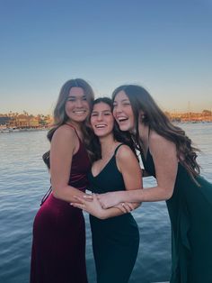 Prom Poses 2023, School Dance Photo Ideas, Prom Photos Friends, Trio Hoco Poses, Prom Poses 3 Friends, Prom Pics With Friends Group Poses, Prom Poses For Friends Trio, Prom Picture Poses For Friends Trio, Prom Poses For Friends