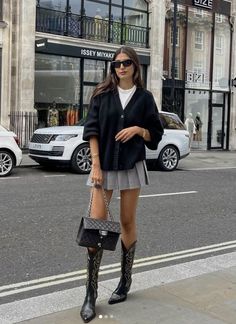 Box Pleat Mini Skirt Outfit, Outfit Ideas With Black Mini Skirt, Trendy Mini Skirt Outfits, Skirt Outfits Winter Aesthetic, Outfits W Skirts, Skirt Outfits Boots, Pleated Mini Skirt Outfit Winter, Trendy Cowboy Boot Outfit, Sweater And Mini Skirt Outfit