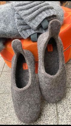 Experience the cozy comfort of our handmade natural wool slippers. Made from 100% undyed and untreated Tyrolean sheep's wool, these slippers are perfect for relaxing at home or staying warm on trips to the mountains or lakes. Product Features: 100% natural, undyed, and untreated Tyrolean sheep's wool. Handmade, seamless design for ultimate comfort. Airtight and watertight premium rubber soles. Care Instructions: Natural wool contains lanolin, which repels water and keeps your feet dry. If washin Wool Clogs, Bedroom Slippers, Felted Slippers, Wool Slippers, To The Mountains, Local Market, Warm Slippers, Wooden Shoes, Natural Silk