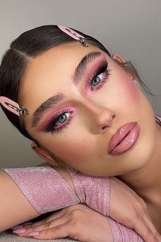 Glam Barbie Makeup, Creative Eye Makeup Colorful, Pink Creative Makeup Looks, Pink Makeup Looks Barbie, Fun Makeup Ideas Aesthetic, Barbie Eye Makeup Tutorial, Pink Creative Makeup, Dramatic Pink Eye Makeup, Pink Barbie Makeup Look