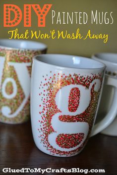 These DIY painted mugs are the perfect holiday gift for friends and family. The best part—they won’t wash away. #Mugs #DIY Glued to My Crafts | University of Phoenix Diy Painted Mugs, Gifts Sets, Navidad Diy, Personalized Coffee Mugs