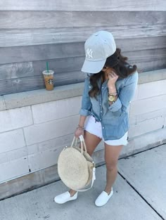 Baseball Hat Outfit, Baseball Cap Outfit, Cap Outfit, Baseball Outfit, Mode Casual, Outfits With Hats, Gaming Clothes, Mom Outfits