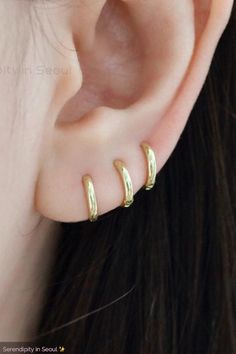 Small stacking gold hoops! #huggiehoops #smallhoopearrings #goldhoops Ear Jacket Earring Gold, Black Crystal Earrings, Gold Ear Jacket, Copper Jewelry Handmade, Ear Jacket Earring, Gold Ear Cuff, Silver Ear Cuff, Emerald Earrings