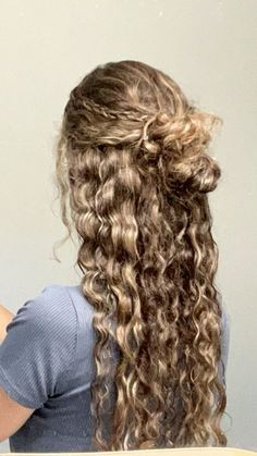 Country Dancing Hairstyles, Super Cute Curly Hairstyles, Curly Blonde Hair Styles, Blonde Wavy Hair Styles, Blonde Curly Hair Hairstyles, Wavy Hair Hair Styles, Curly Beachy Hairstyles, Natural Curly Hair Hoco Hairstyles, Hairstyles For Curly Hair Down