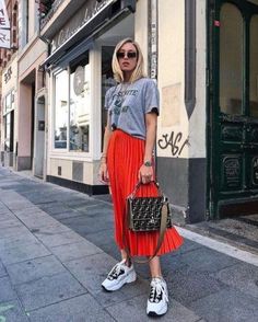 Elegantes Outfit Damen, Red Pleated Skirt, Pleated Skirt Outfit, Sneakers Fashion Outfits, Rock Outfit, Skirt And Sneakers, Urban Street Style, Red Skirts, Chunky Sneakers