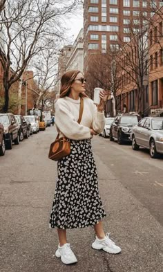 Rok Outfit, Knitting Fashion, Tennis Outfit Women, Outfit Chic, Sneakers Looks, Skirt And Sneakers, Modest Clothing, Autumn Fashion Casual, Winter Trends