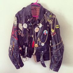 LEATHER PUNK JACKET with badges and chains Haute Couture, Couture, Patchwork, Punk Jacket, Estilo Emo, Punk Aesthetic, Kleidung Diy