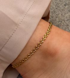 Gold Heart Chain Anklet Length: approx. 8 - 10 inches (adjustable) 18K Gold Plated Stainless Steel Gold Bracelet Designs For Women, Bracelet Designs Gold For Women, Gold Anklets Indian, Chain Designs Gold Women, Gold Anklet Designs, Anklets Gold, Fashion Jewelry Necklaces Gold, Anklets Indian, Charm Bar