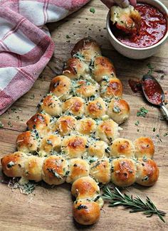 a cheesy christmas tree bread on a cutting board