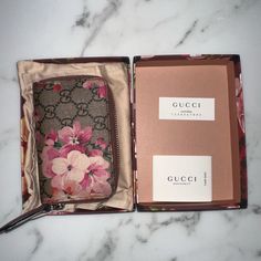 Flower Gucci Wallet Gucci Flower, Flower Wallet, Gucci Pink, Bags Gucci, Gucci Wallet, Gucci Bags, Gucci Bag, Wallets, Bag Lady