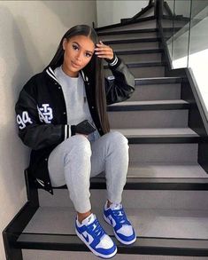 Grey tracksuit, black and white baseball jacket and Nike sneakers. Casual, but keep it cute. Outfits With Jordan 1s Fashion Styles, Uk Drip, Tomboy Style Outfits, Streetwear Fashion Women, Cozy Vibes, Teenager Outfits, Cute Swag Outfits, Tomboy Fashion