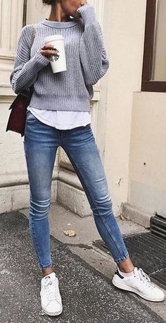 Womens Grey Sweater, Preppy Fall Outfits, Cooler Style, University Outfit, Preppy Fall, High Street Fashion, Outfit Jeans, Trendy Street Style, Mode Casual