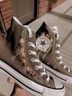 Boty Converse, Embroidered Converse, Cute Converse, Mode Hippie, Dr Shoes, Embroidery Shoes, Pola Sulam, Embroidered Shoes, Shoe Inspo