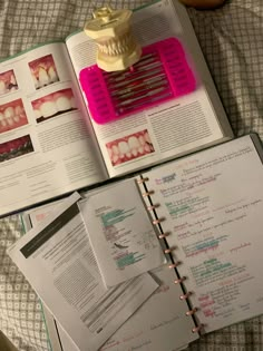 #dentistry #odontologia #odonto #faculdade #estudos Orthodontist Aesthetic, Dental Hygiene Aesthetic, Studying Dentistry, Study Dentistry, Dentist Aesthetic, Dentist Career, Dentist Student, Dental College, Dental Aesthetics