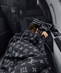 Vuitton Outfit, Sac Louis Vuitton, Boujee Aesthetic, Luxury Lifestyle Fashion, Luxurious Lifestyle, Luxurious Life, Classy Couple