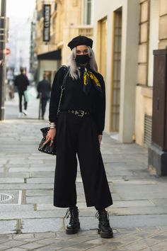 Rok Midi, Parisian Outfit, Sandal Tali, Paris Winter, Normal Person, Black Clothing, Iconic Fashion, Paris Outfits, Cooler Look