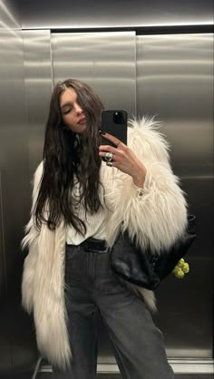 Fur Coat Fashion, Fur Coats Women, Style Clothes, Elegant Chic, Fur Fashion, Fashion Photoshoot, Winter Fashion Outfits, Winter Looks, Clothes Accessories