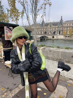 City Break Outfit Winter, Milan Outfits, Sofia Coelho, Amsterdam Outfit, Green Bucket Hat, Hat Silhouette, City Break Outfit, Nyc Fits, Bucket Hat Style