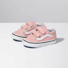 Vans Old Skool V powder pink / True White tender  VN000D3Y9AL  Shoes size 9.0 VN000D3Y9AL Pink Spring Outfits, Best Toddler Shoes, Tennis Vans, Rainbow Vans, Wag Dr, Vans Skate Shoes, Vans Toddler, Mid Top Shoes, Vans Store