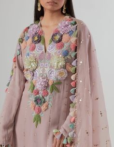 Pakistani Dress Design Ideas, Embroided Dresses, Cotton Dress Summer Casual, Pakistan Design, Boutique Photos, Capelet Dress